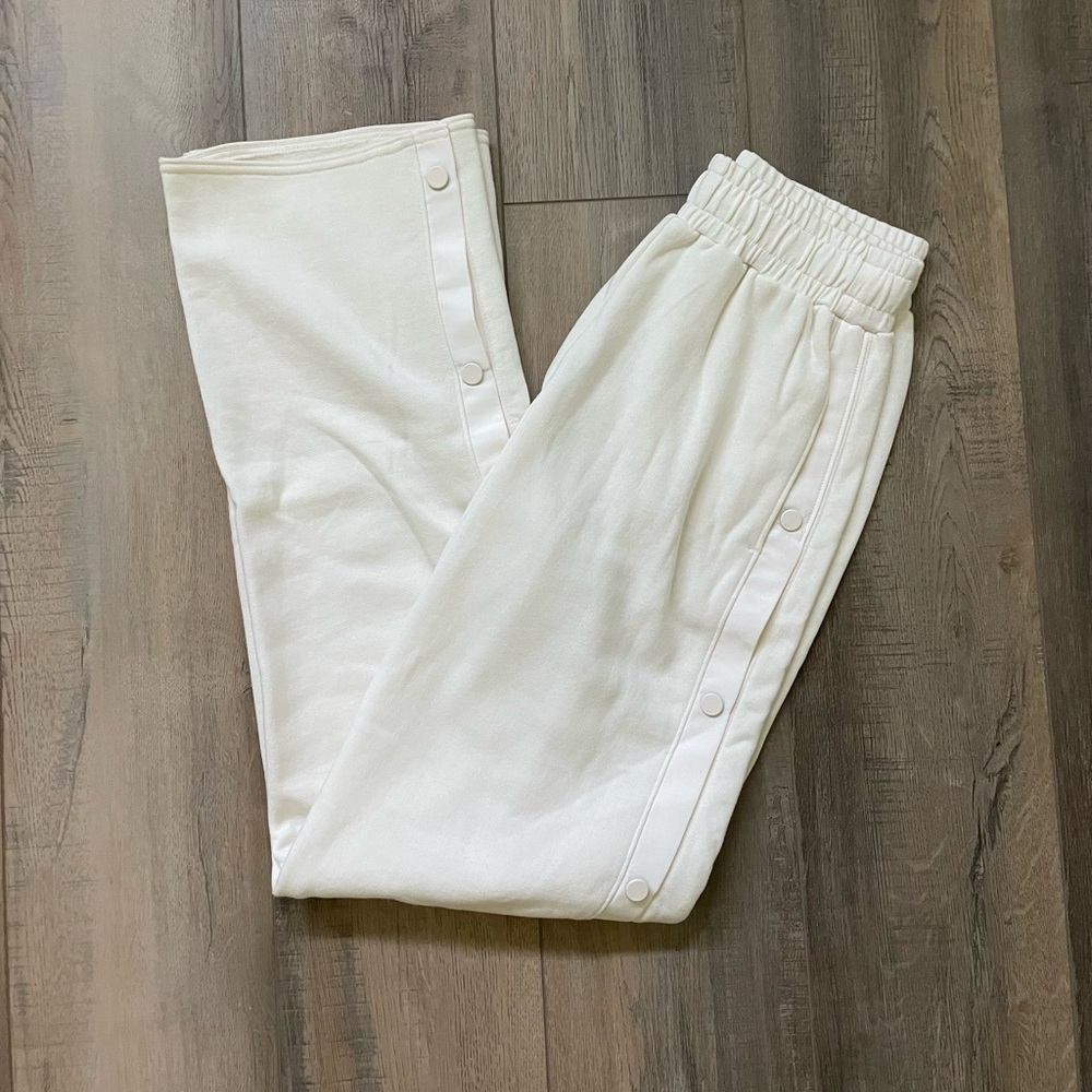 NWOT alo yoga courtside tearaway snap pant